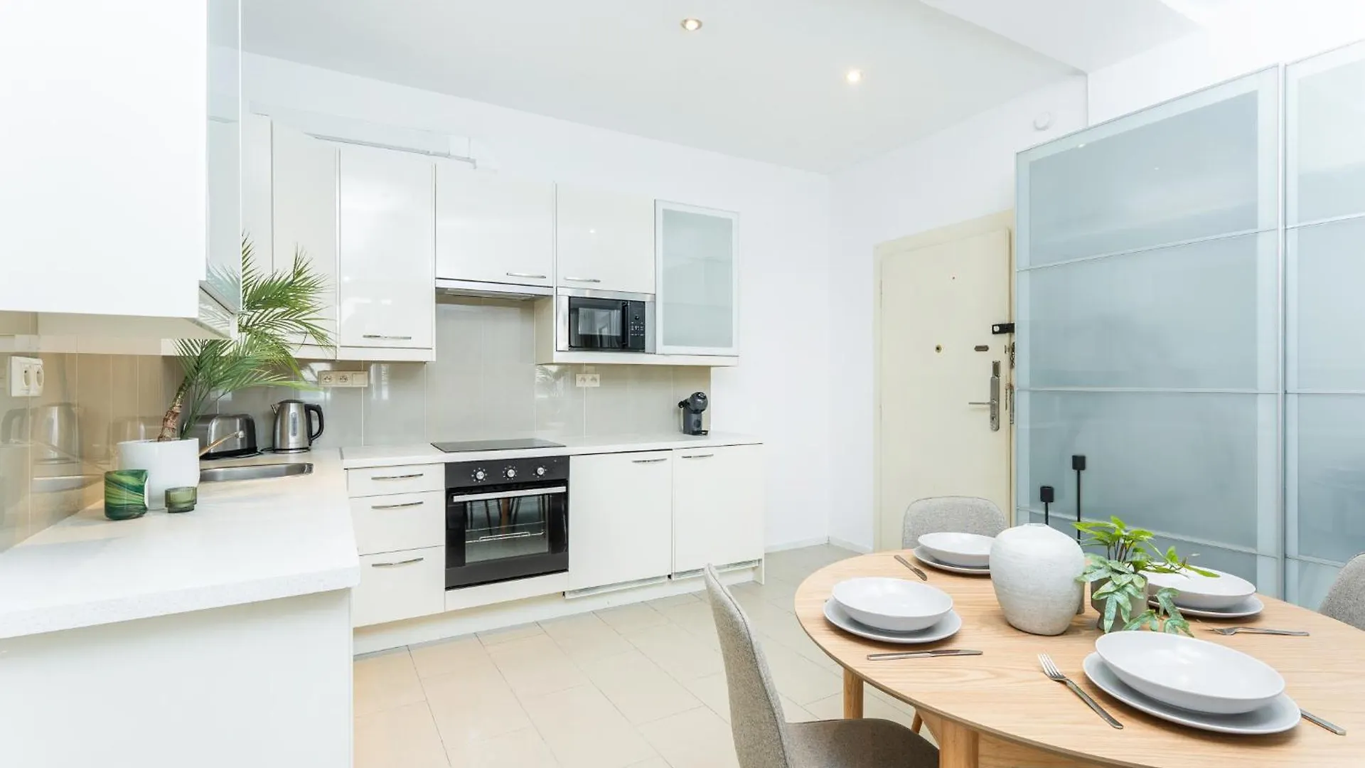 Rentero Central Two Bedroom Apartment In Prague - Two Bathroom - Parking