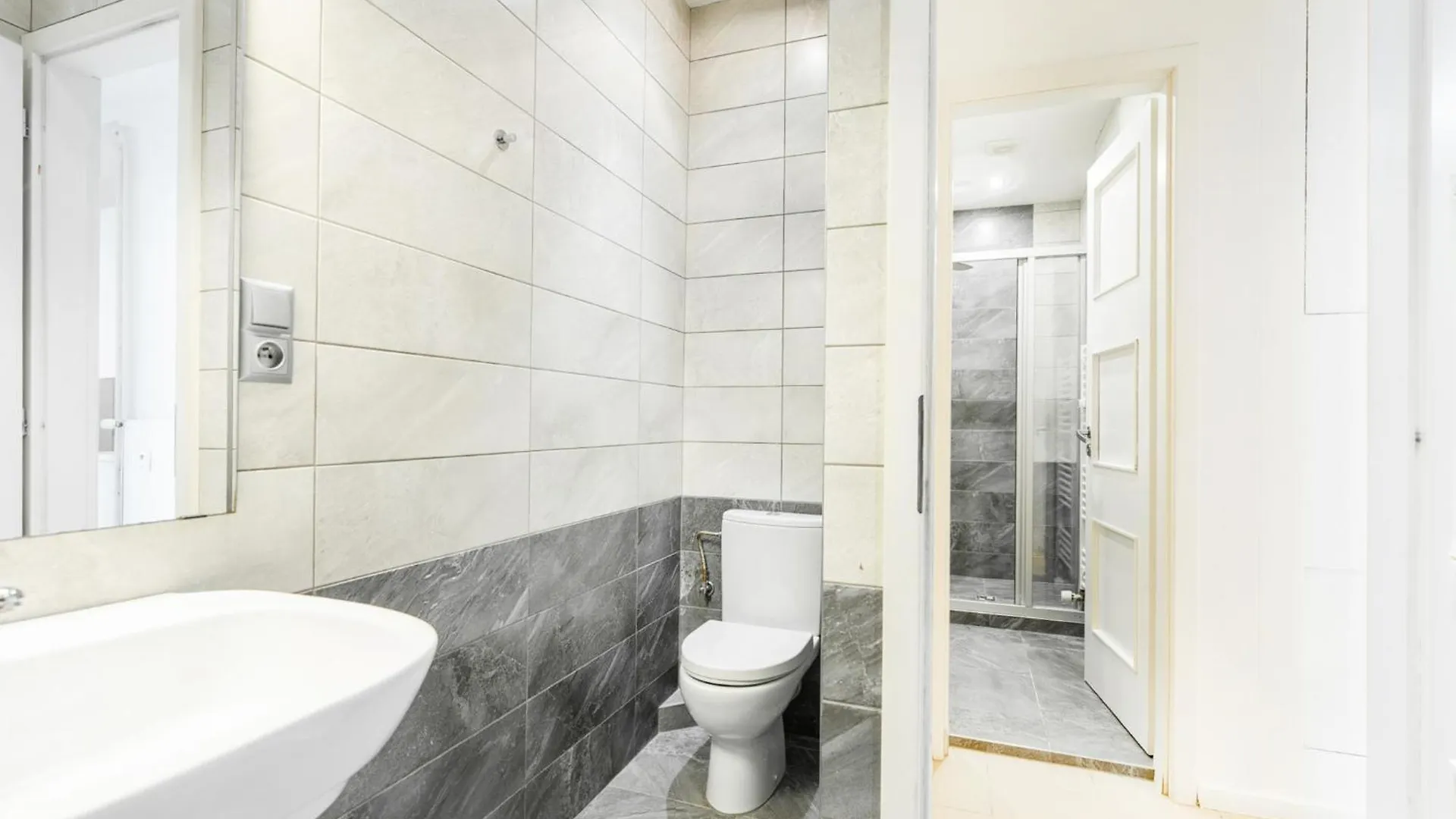 Rentero Central Two Bedroom Apartment In Prague - Two Bathroom - Parking