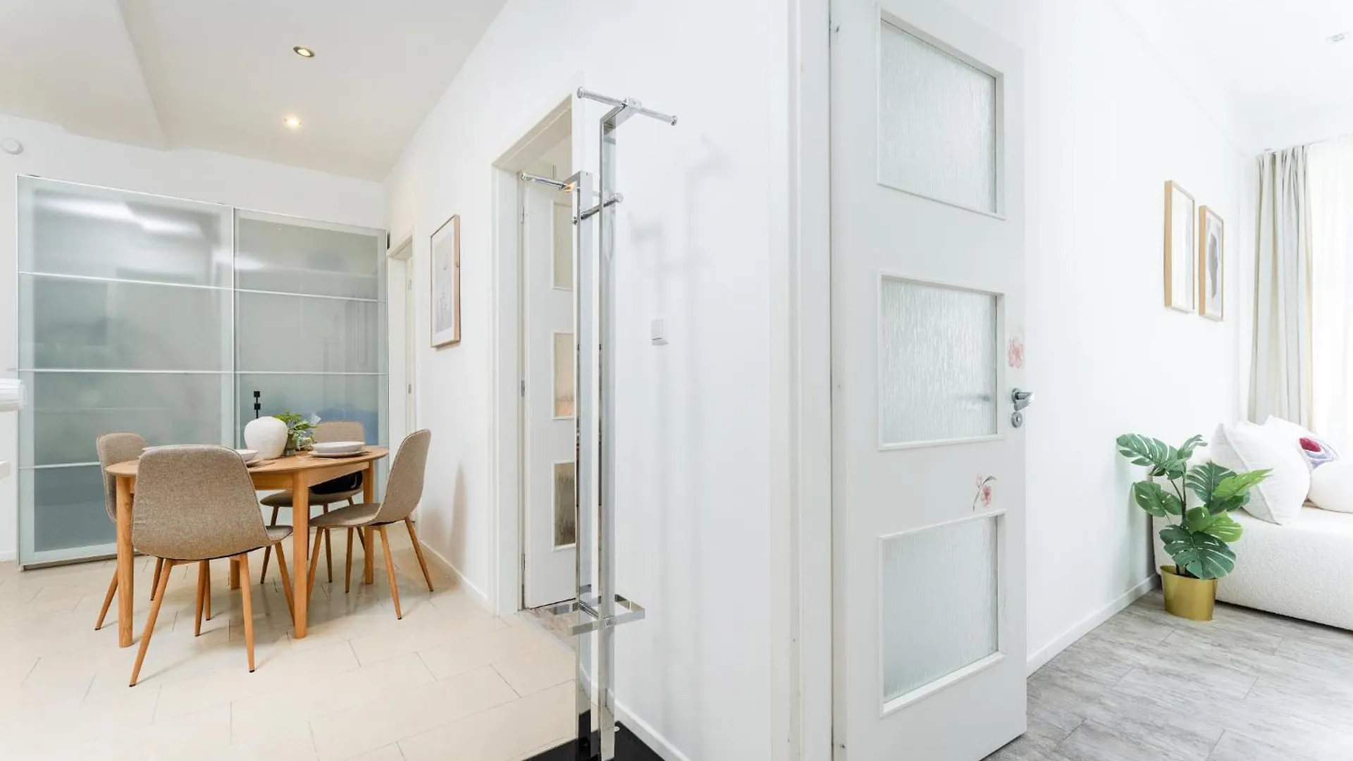 Rentero Central Two Bedroom Apartment In Prague - Two Bathroom - Parking