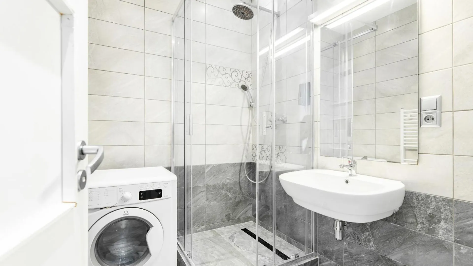Rentero Central Two Bedroom Apartment In Prague - Two Bathroom - Parking