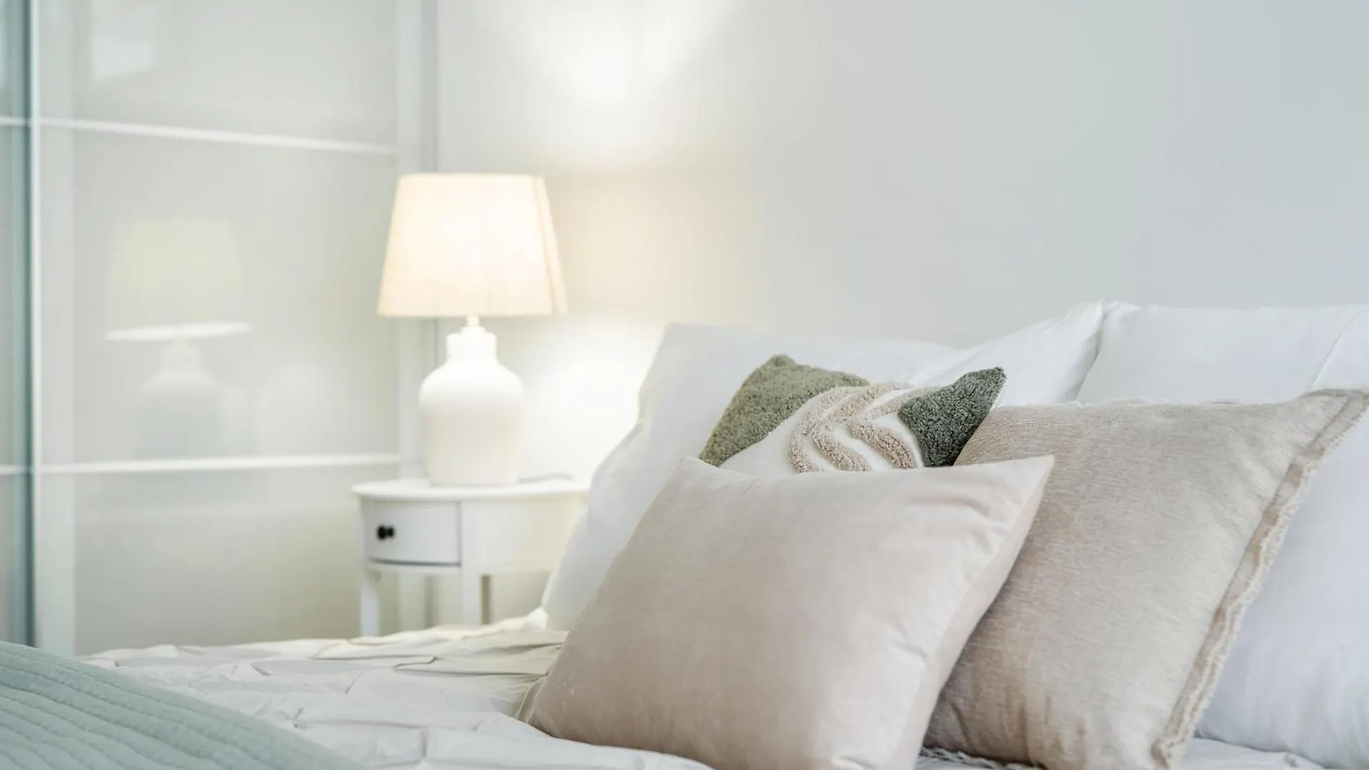 Rentero Central Two Bedroom Apartment In Prague - Two Bathroom - Parking